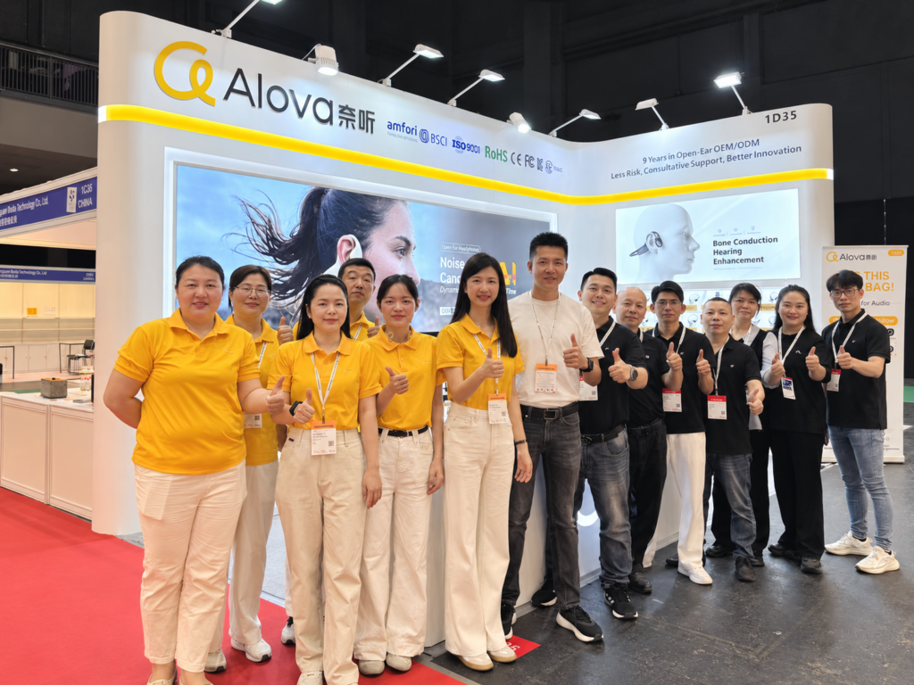Group photo at the Alova奈听 open-ear audio exhibition booth