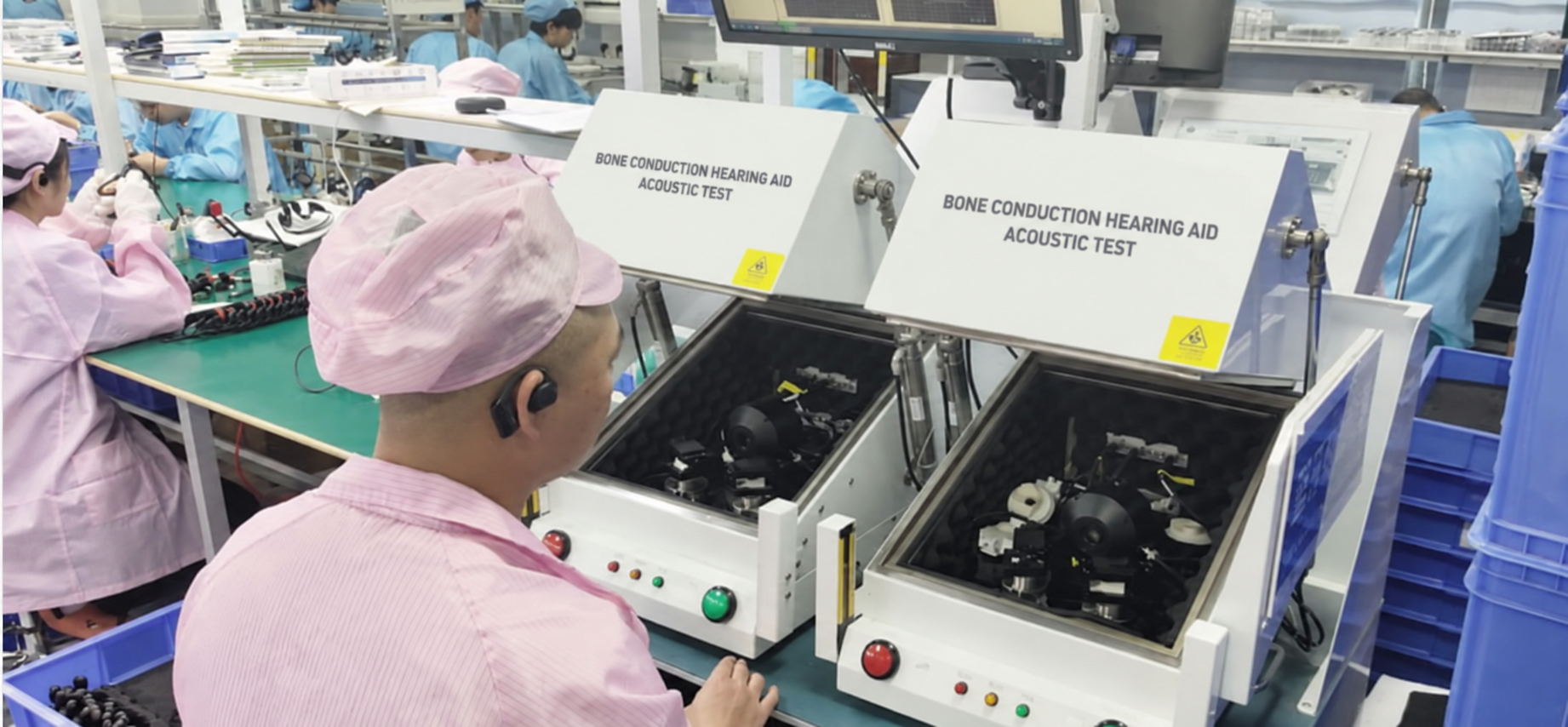 Akoestische testen van beengeleidingshoortoestellen op de Alova-productielijn.