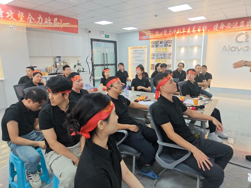Alova team discussion during an internal learning session