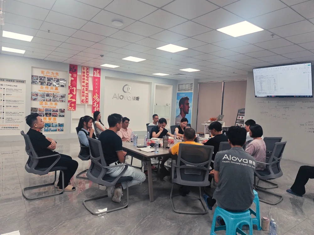 Alova team reviewing work and sharing experience