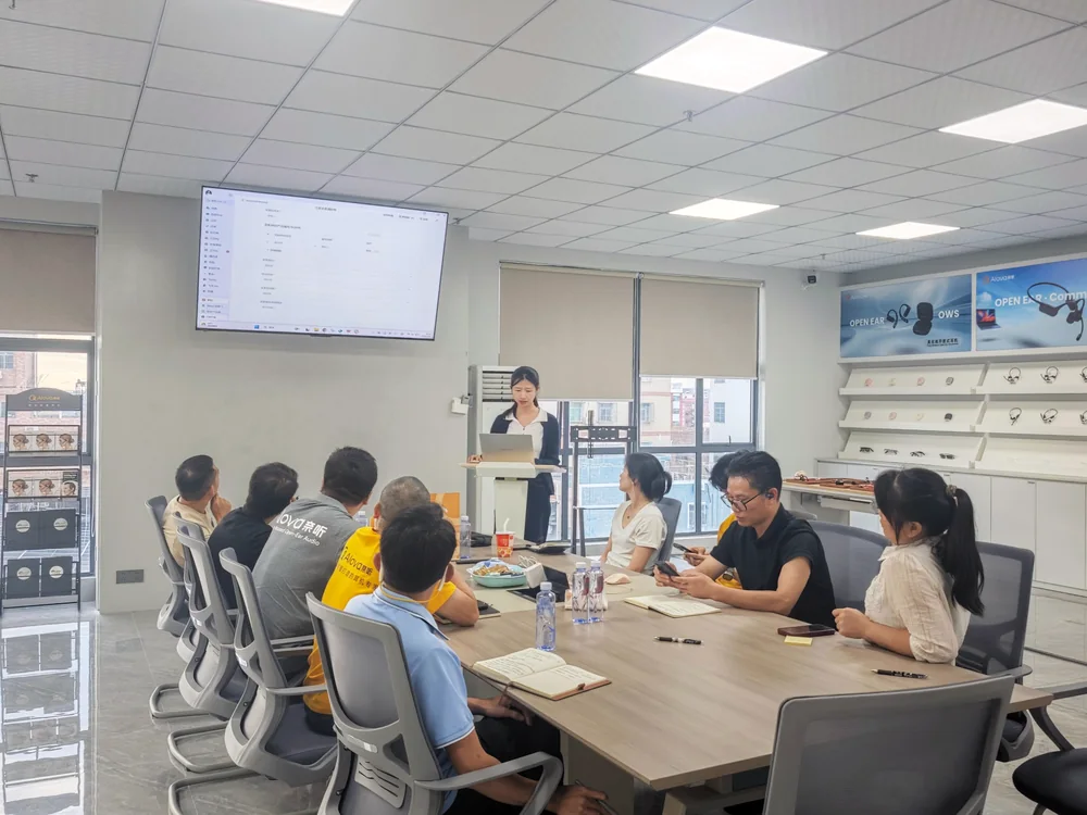 Team discussion during an Alova training session